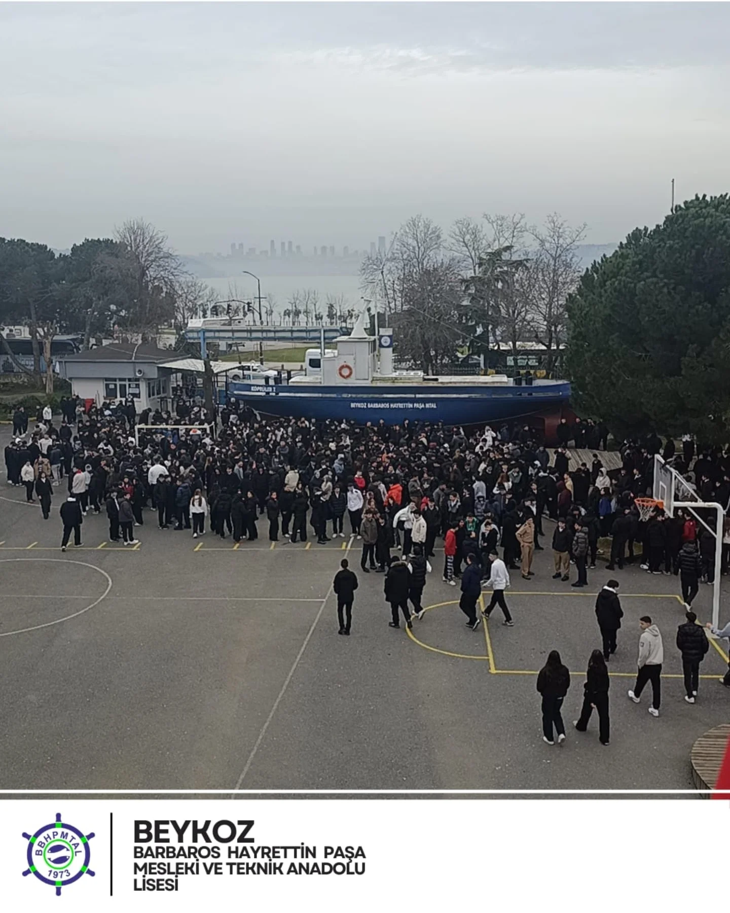 ​6 Şubat’ın gölgesinde, bugün okulumuzda deprem tatbikatındaydık. Kaybettiğimiz her can… — görsel 4